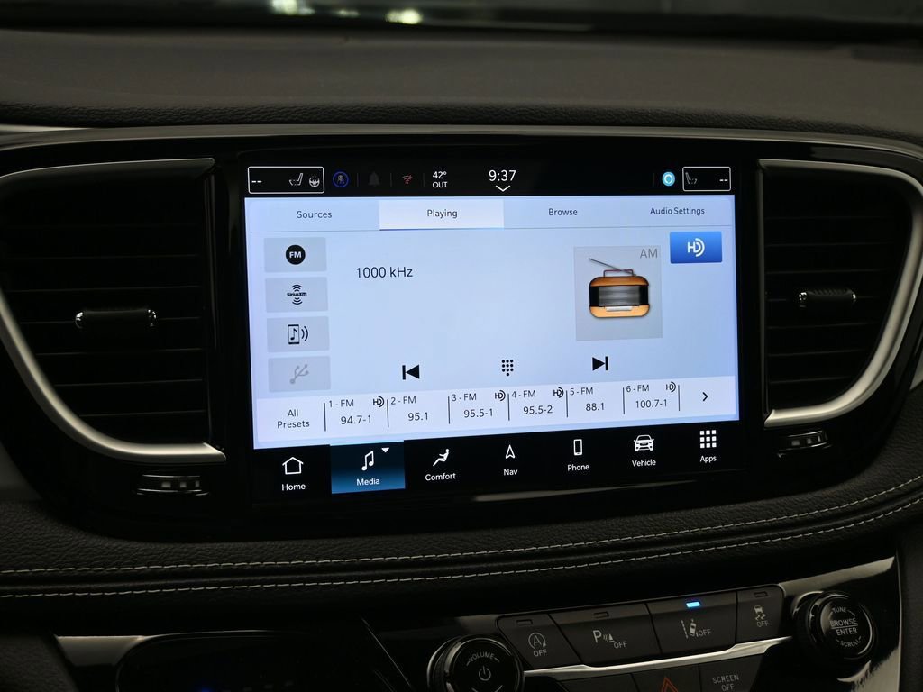Used 2025 Chrysler Pacifica Limited FWD image 16