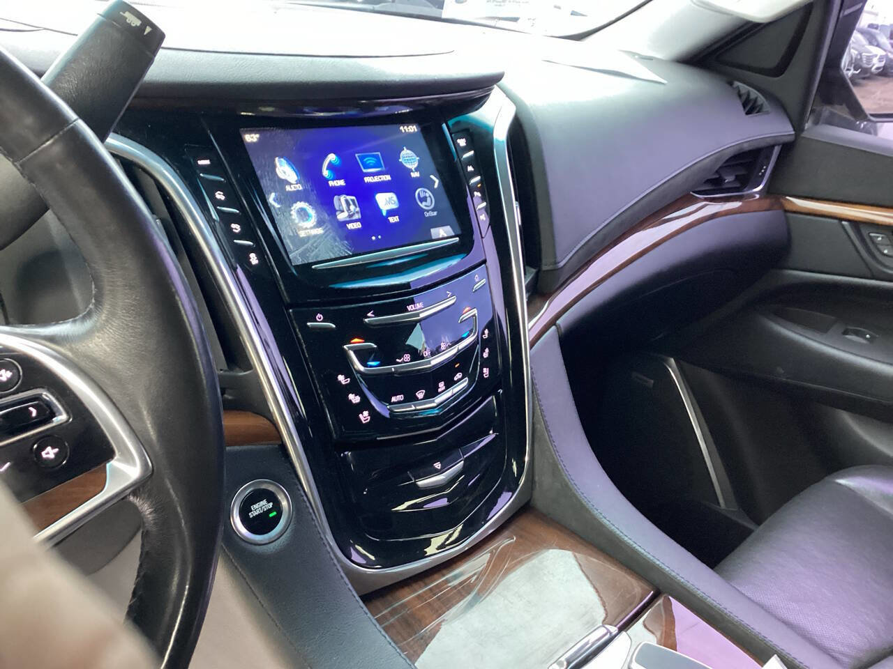 Used 2017 Cadillac Escalade ESV Luxury AWD/4WD image 17