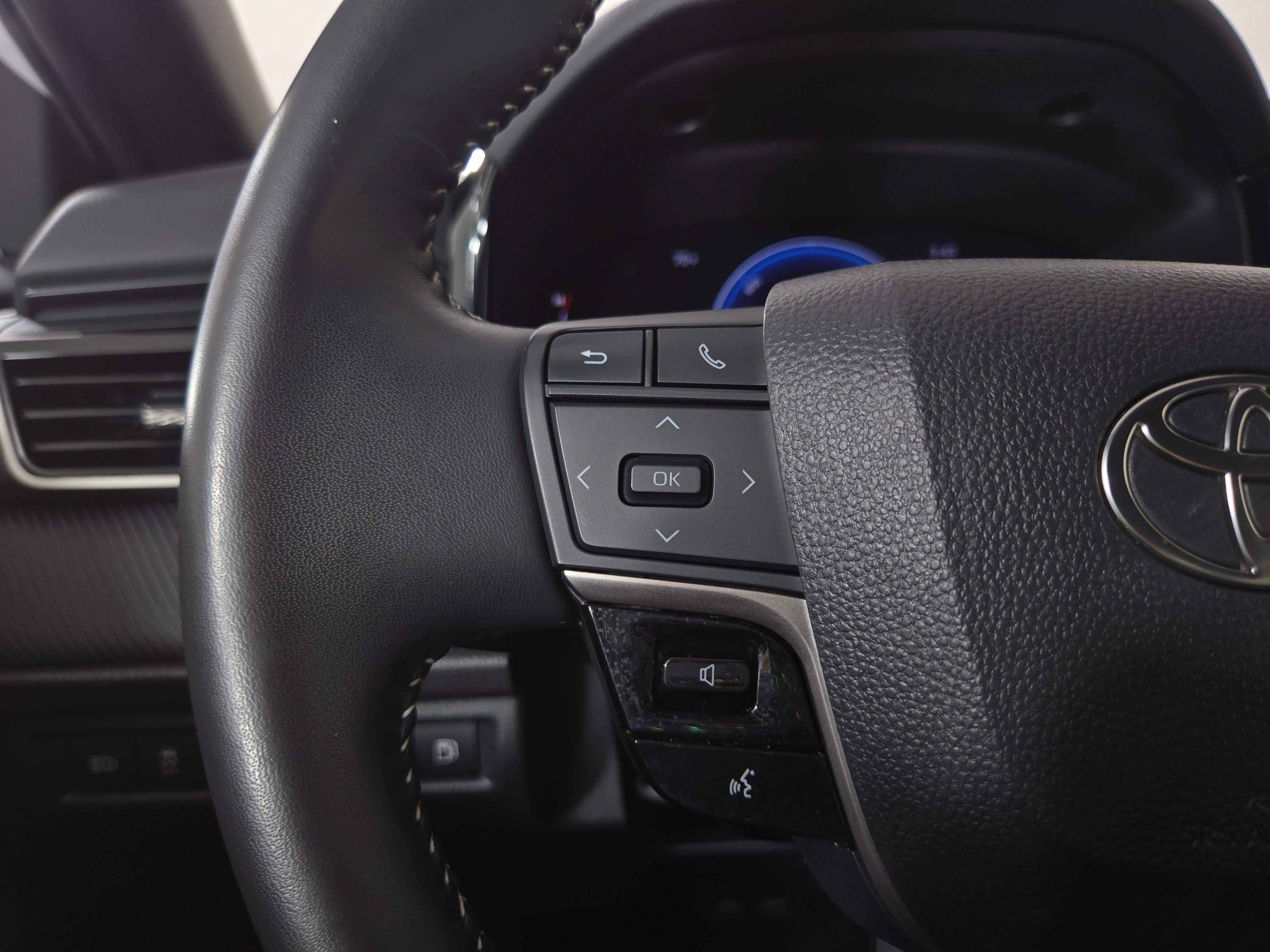 Used 2025 Toyota Camry SE FWD image 15
