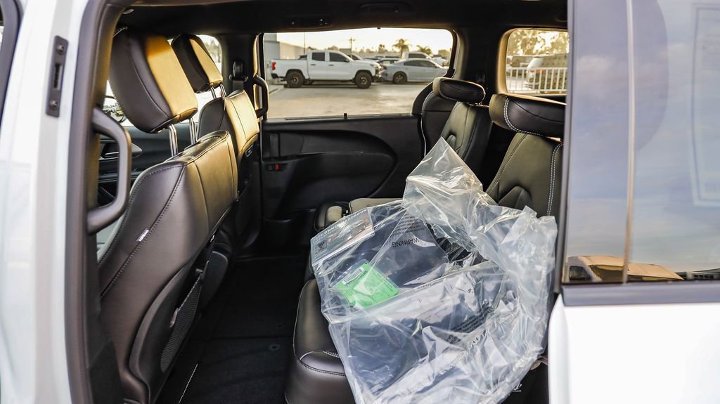 New 2026 Chrysler Pacifica Select w/ S Appearance Package image 19