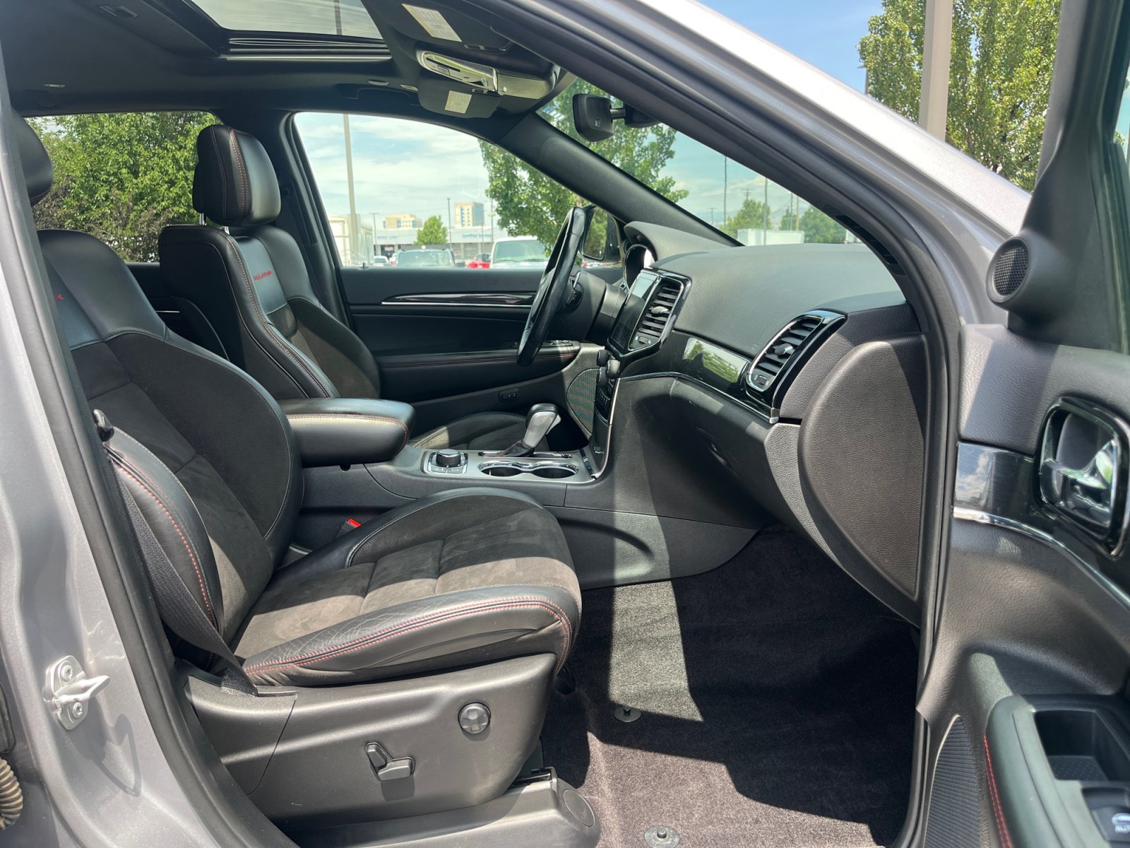 Used 2019 Jeep Grand Cherokee Trailhawk AWD/4WD image 30