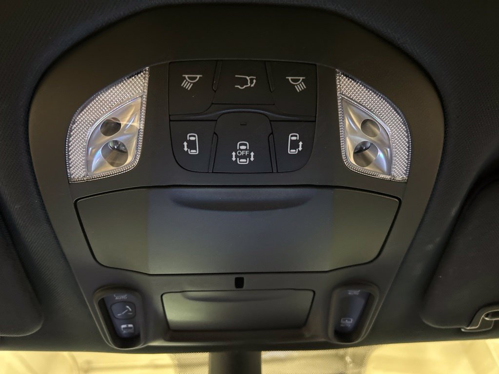 Used 2025 Chrysler Pacifica Limited FWD image 27