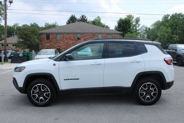 Used 2025 Jeep Compass Trailhawk w/ Trailhawk Convenience Group AWD/4WD image 5
