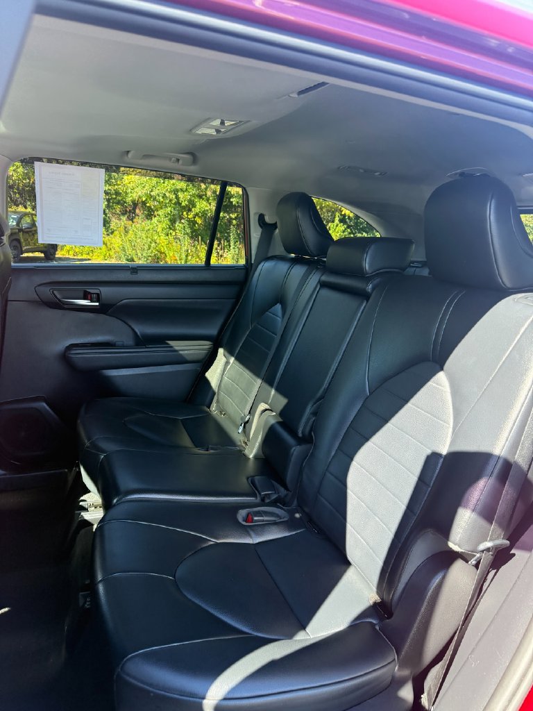 Used 2022 Toyota Highlander XLE AWD/4WD image 30