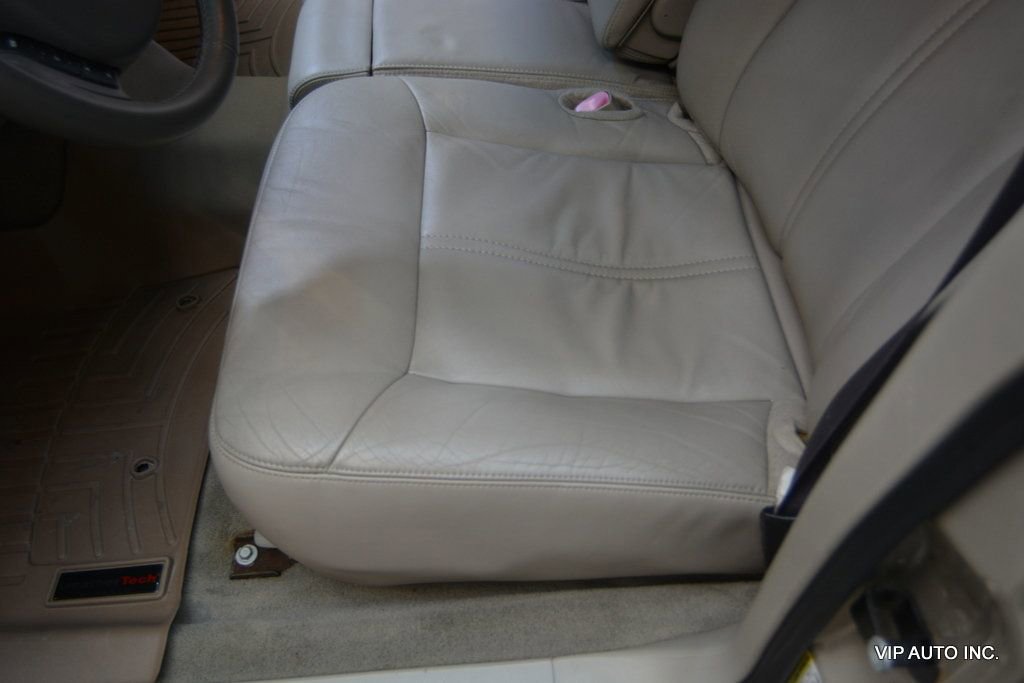 Used 2010 Lincoln Town Car Signature Limited image 17