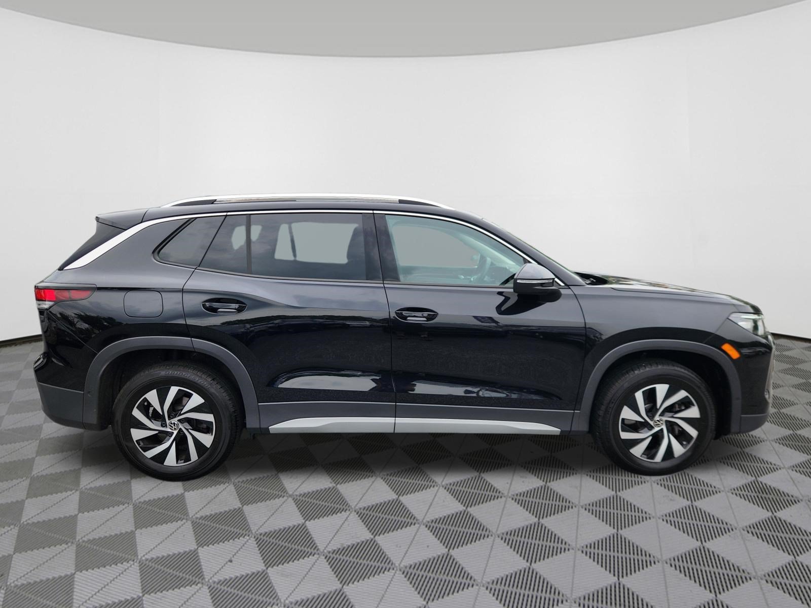 Used 2025 Volkswagen Tiguan S AWD/4WD image 6