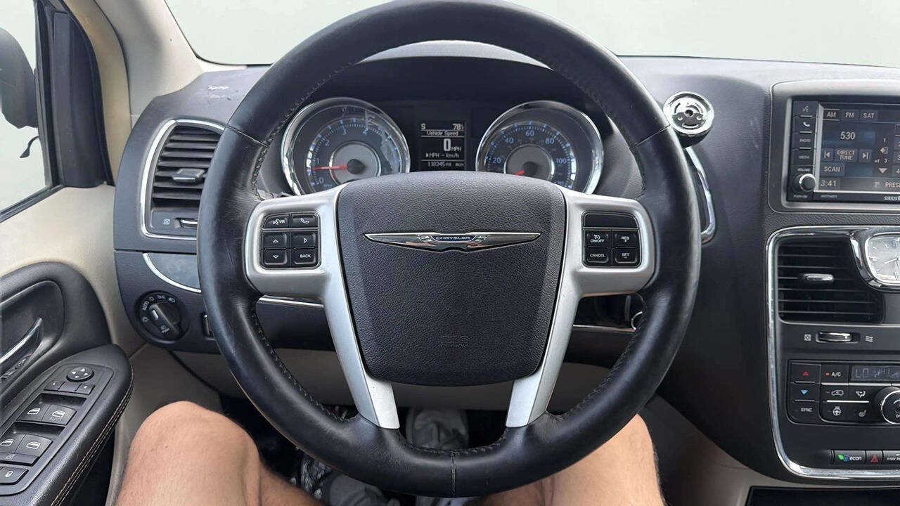 Used 2016 Chrysler Town & Country Touring w/ Driver Convenience Group FWD image 21