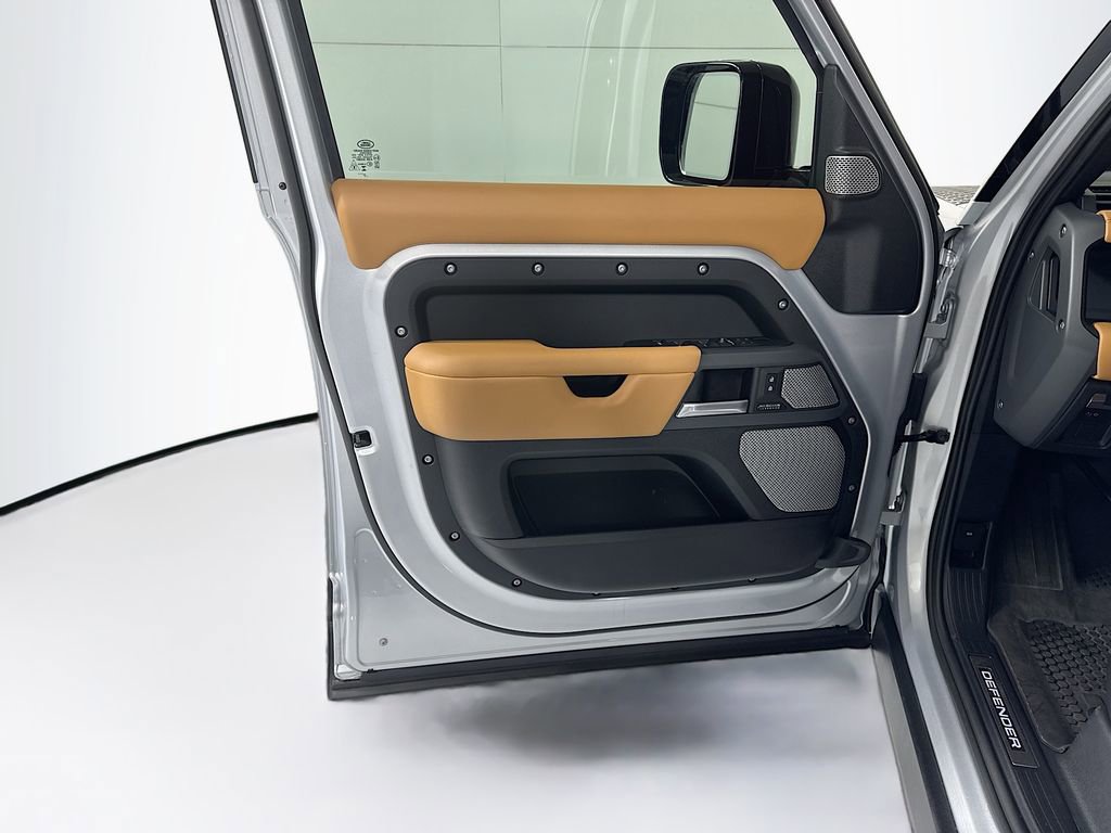 Used 2024 Land Rover Defender 130 X-Dynamic SE image 25