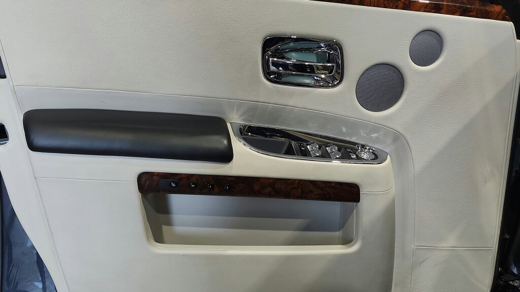 Used 2013 Rolls-Royce Ghost RWD image 17