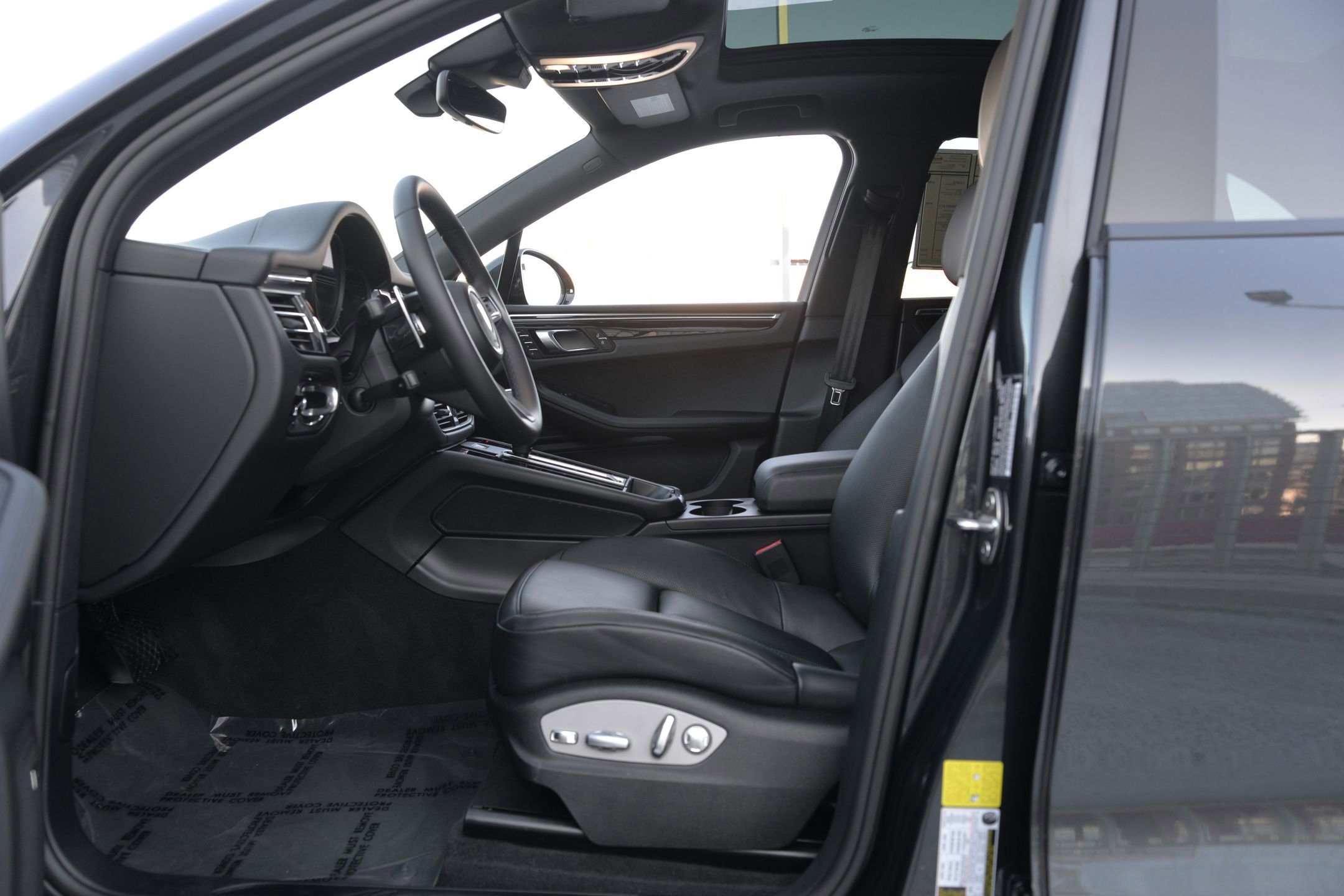 Certified 2025 Porsche Macan image 5