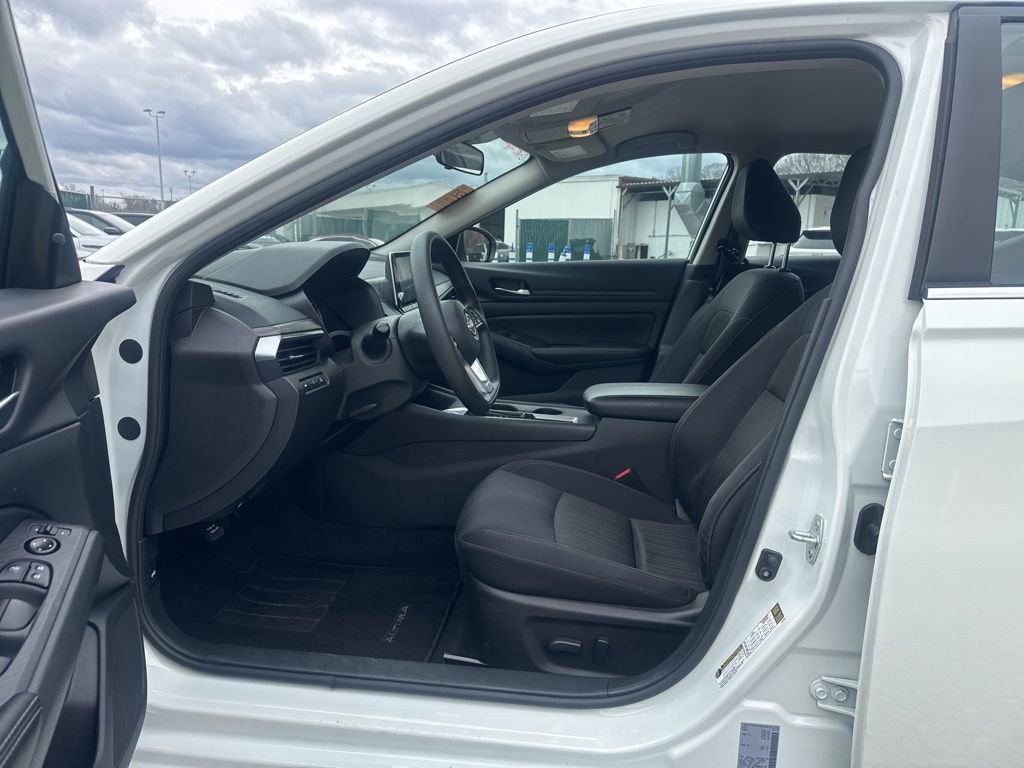 Used 2025 Nissan Altima 2.5 SV image 14