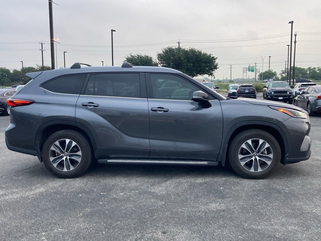 Certified 2024 Toyota Highlander XLE FWD image 4