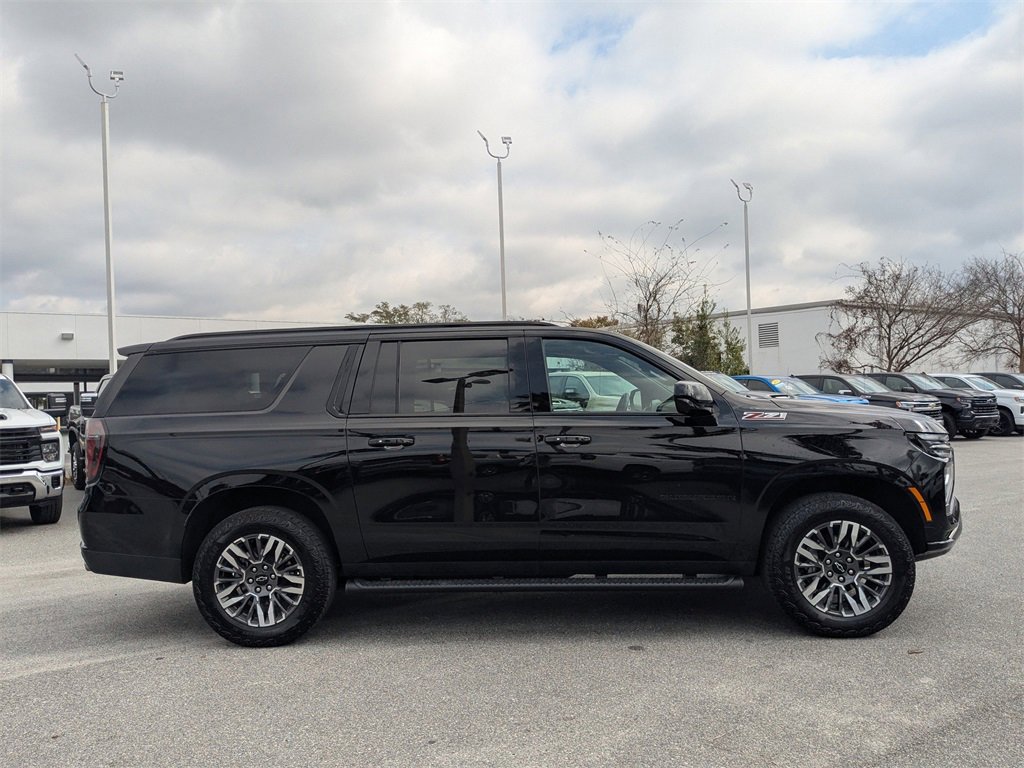 Used 2025 Chevrolet Suburban Z71 image 2