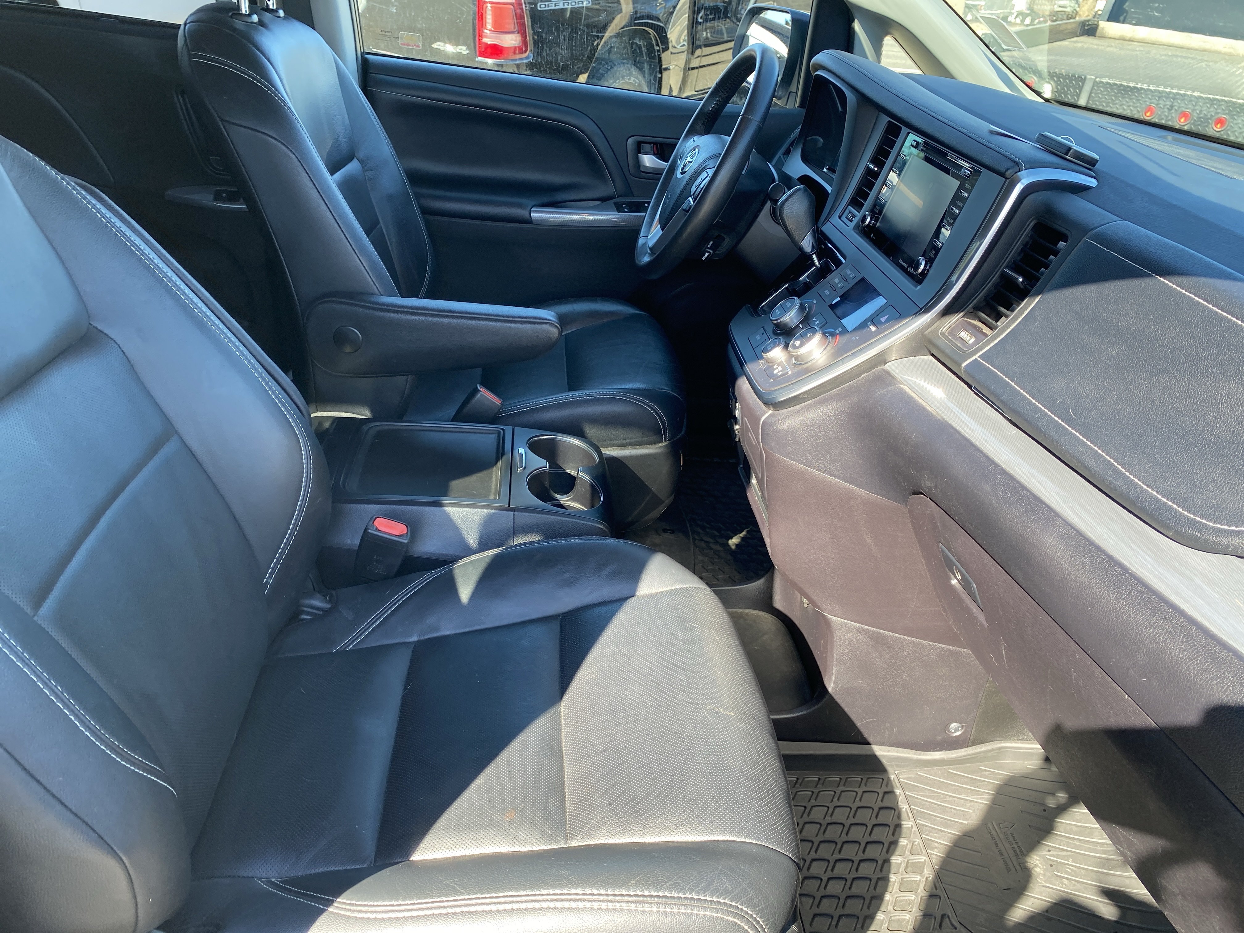 Used 2018 Toyota Sienna SE FWD image 26