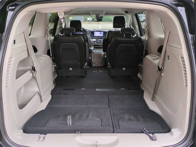 Used 2024 Chrysler Pacifica Touring-L image 13