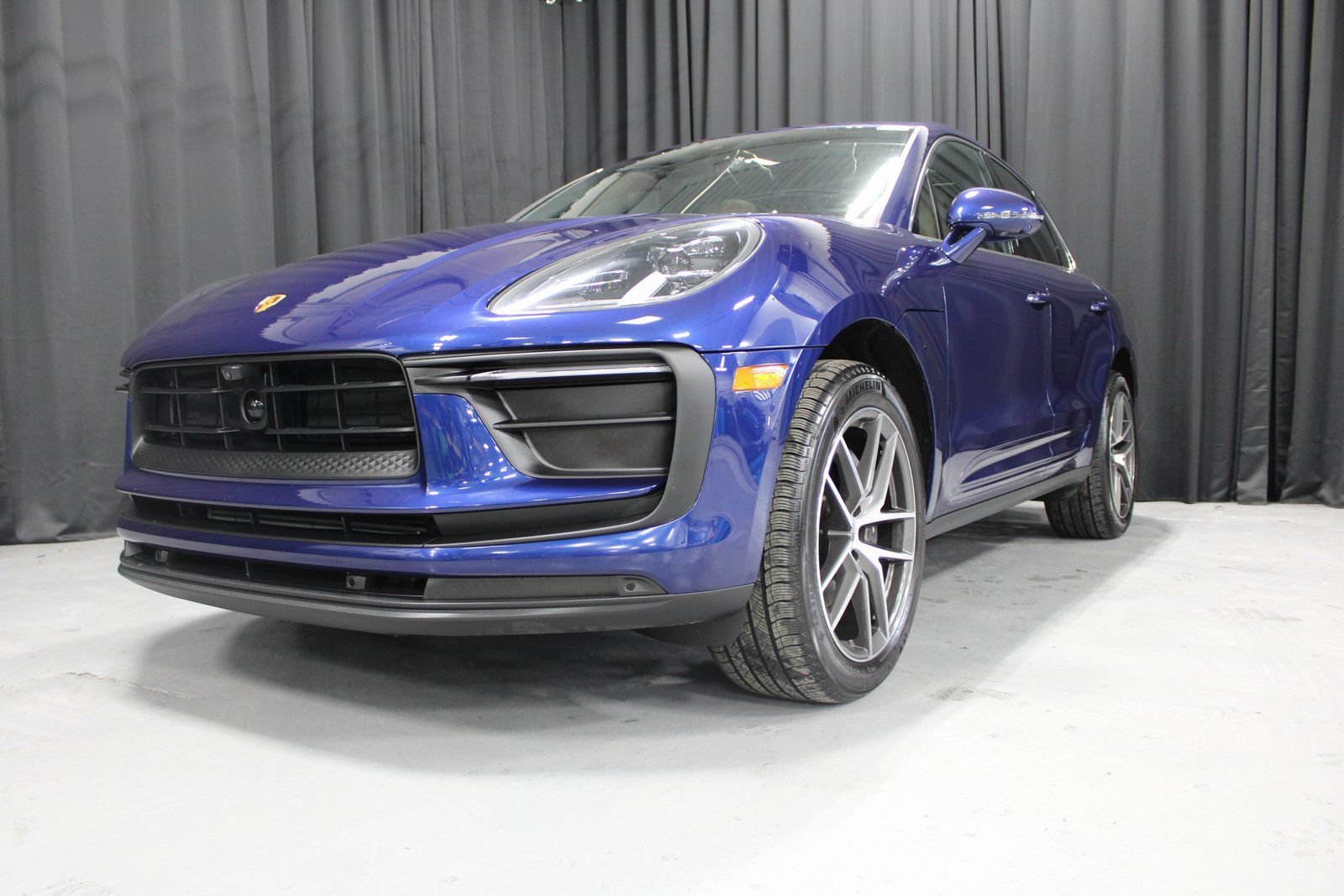 Certified 2025 Porsche Macan AWD/4WD image 10