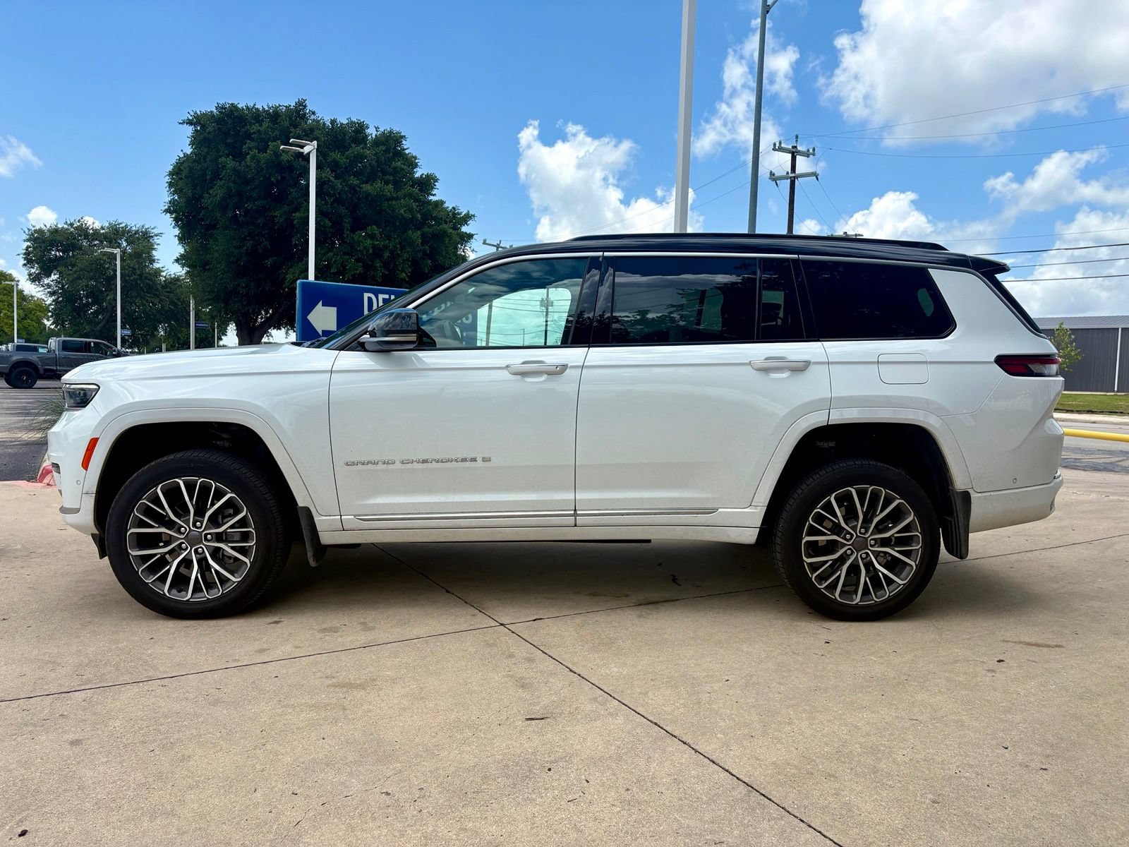 Used 2025 Jeep Grand Cherokee L Summit AWD/4WD image 8