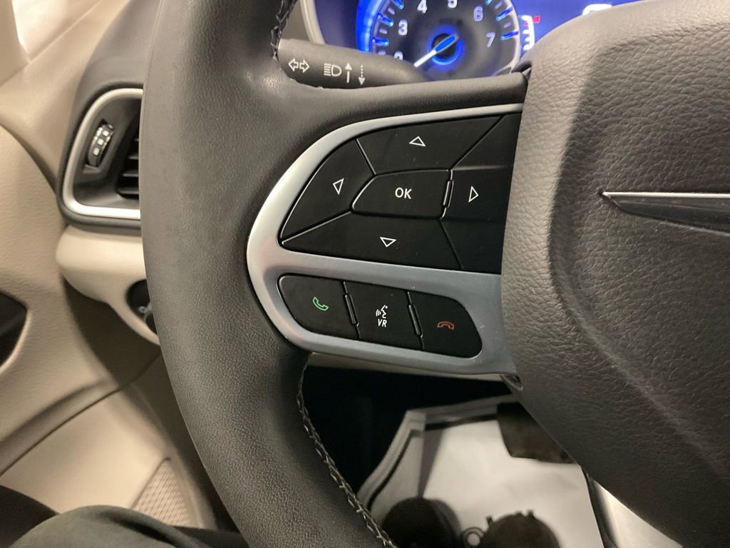 Used 2023 Chrysler Pacifica Touring-L image 15
