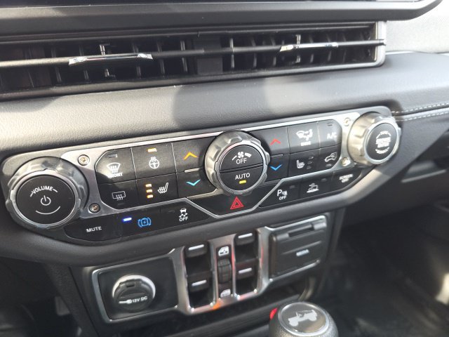 Used 2025 Jeep Wrangler Unlimited Sahara w/ Safety Group AWD/4WD image 25