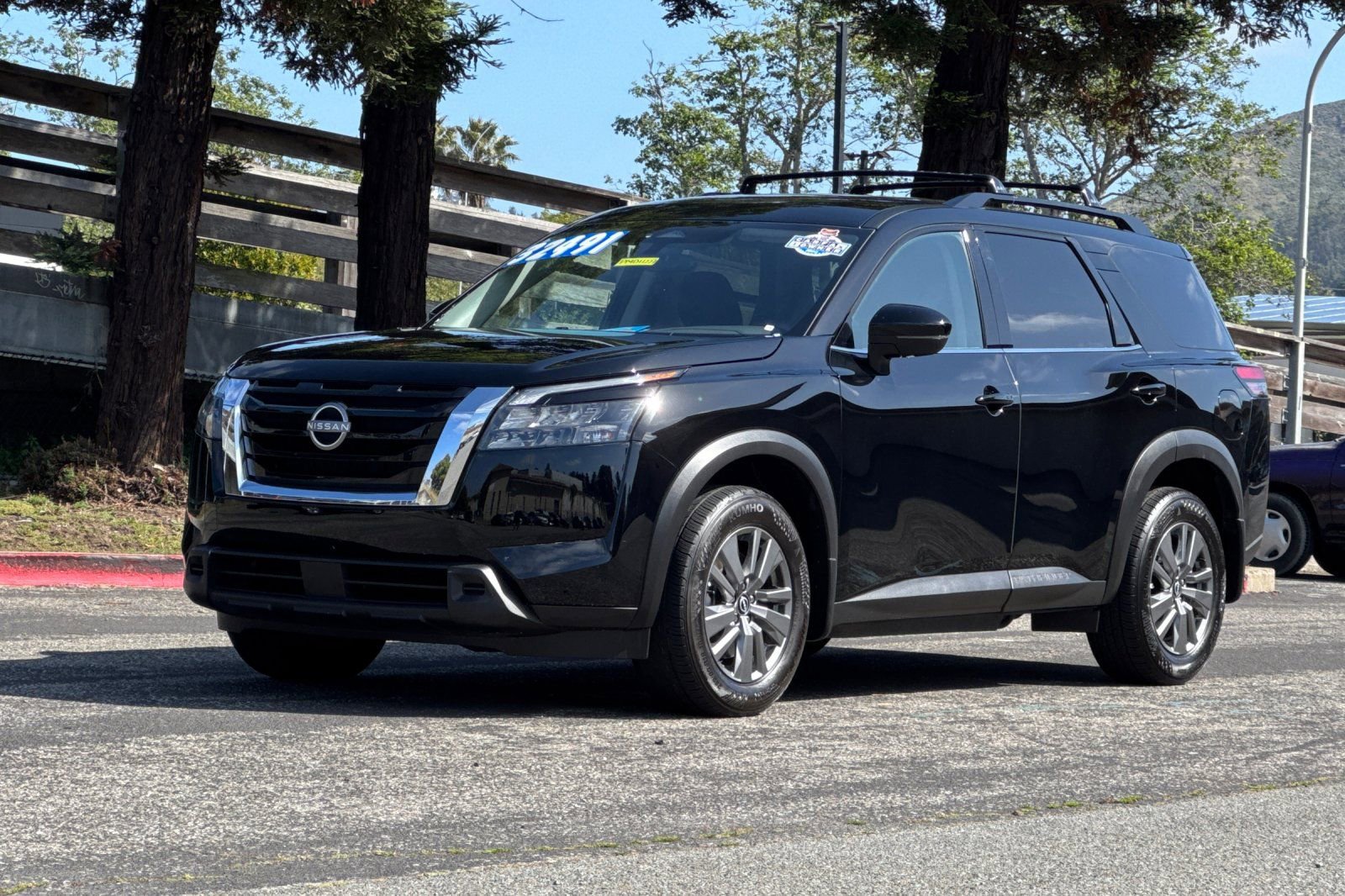 Used 2025 Nissan Pathfinder SV FWD image 9