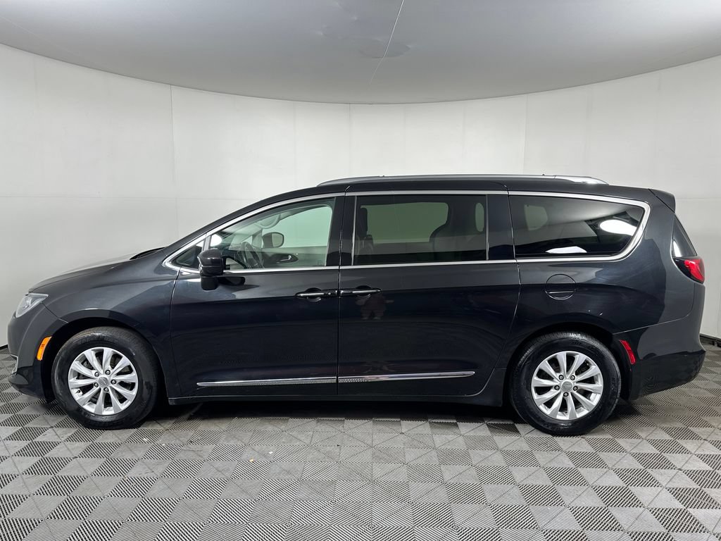 Used 2018 Chrysler Pacifica Touring-L FWD image 2