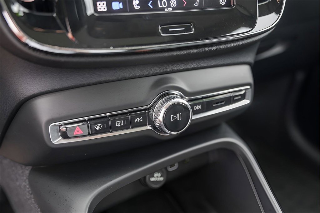 Used 2024 Volvo XC40 B5 Ultimate w/ Protection Package Premier image 19