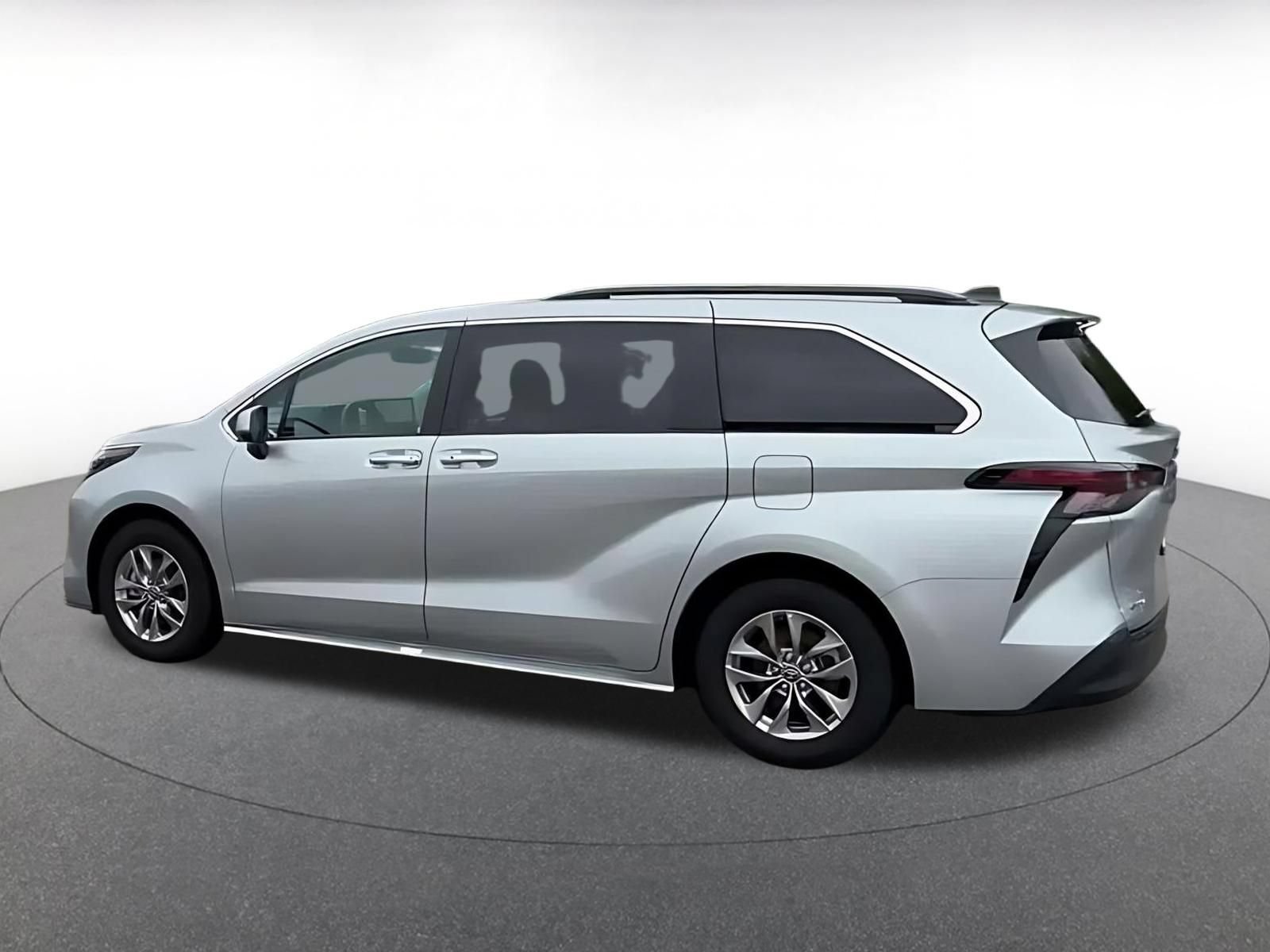 Used 2025 Toyota Sienna XLE FWD image 9