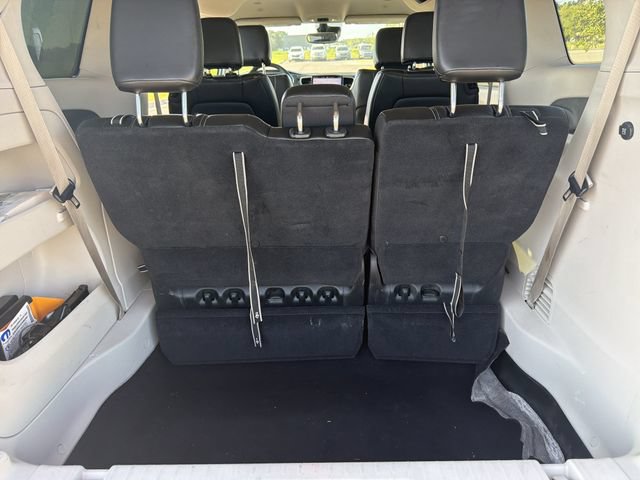 Used 2023 Chrysler Pacifica Touring-L FWD image 19