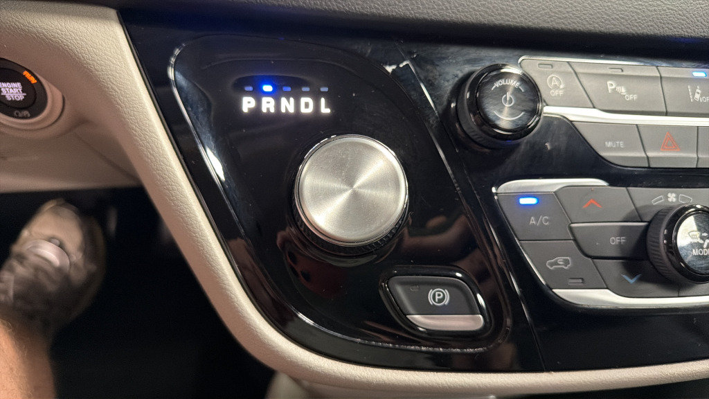 Used 2024 Chrysler Pacifica Touring-L FWD image 29