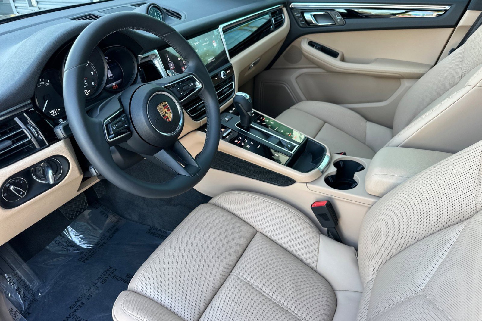 Used 2025 Porsche Macan image 4