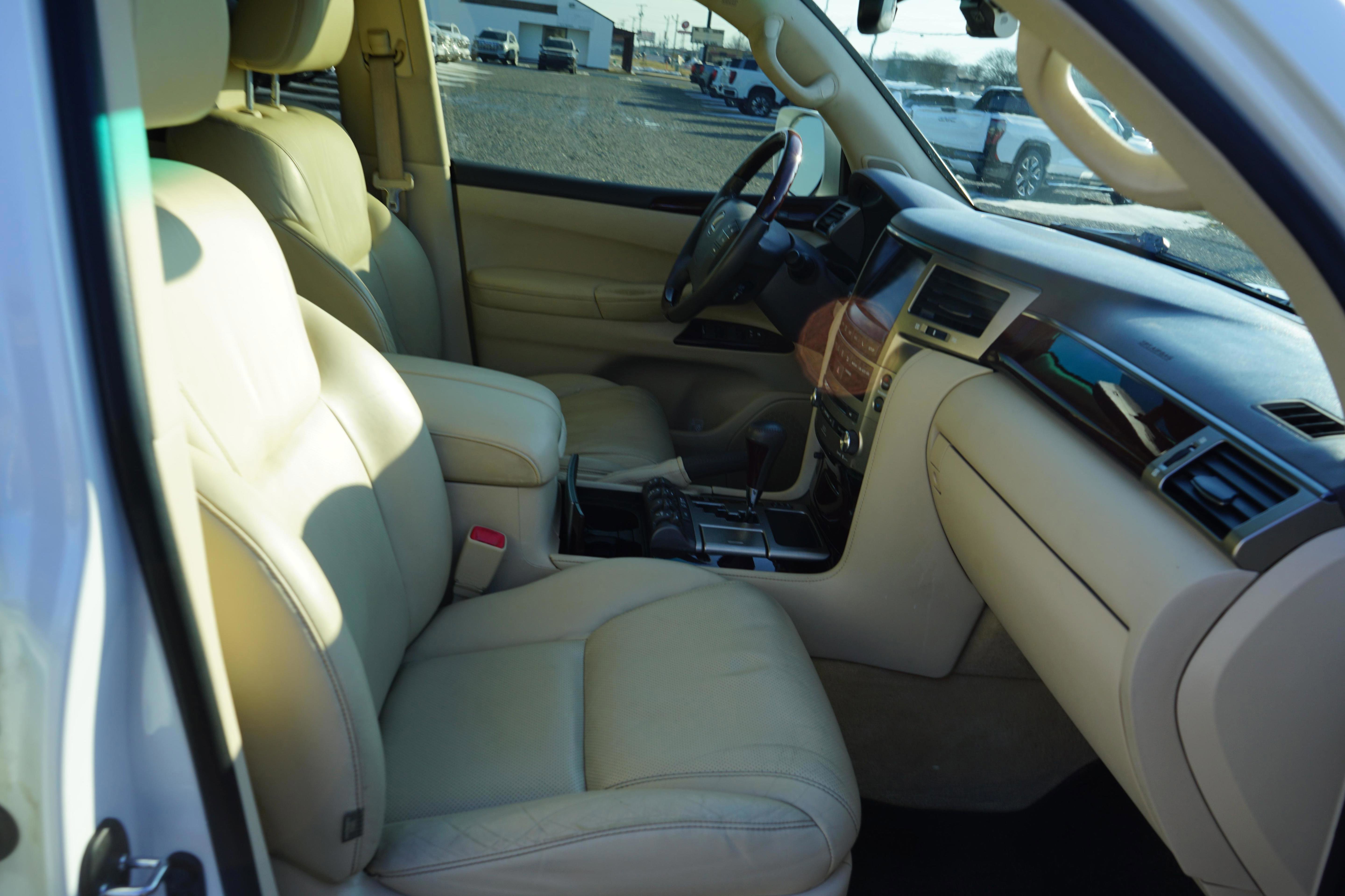 Used 2014 Lexus LX 570 4WD image 28