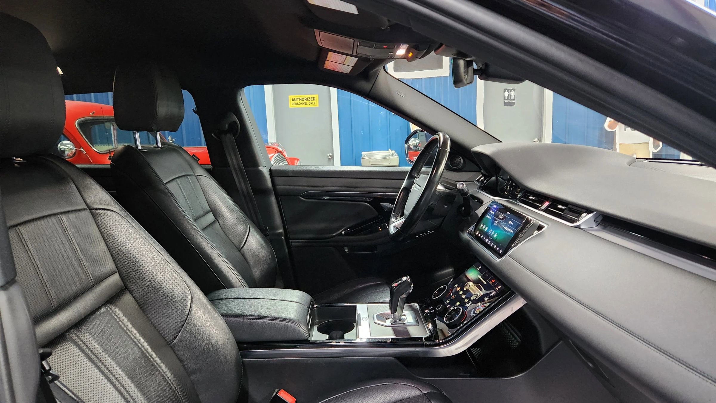 Used 2020 Land Rover Range Rover Evoque SE image 11