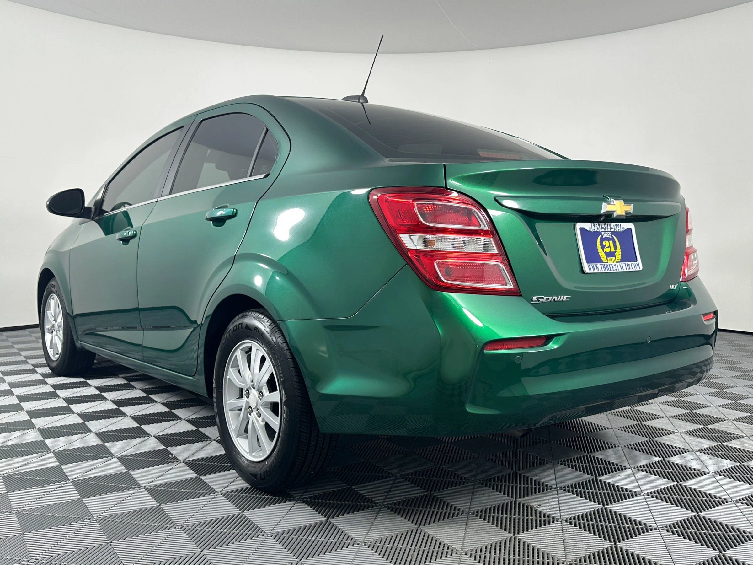 Used 2018 Chevrolet Sonic LT w/ Convenience Package image 14