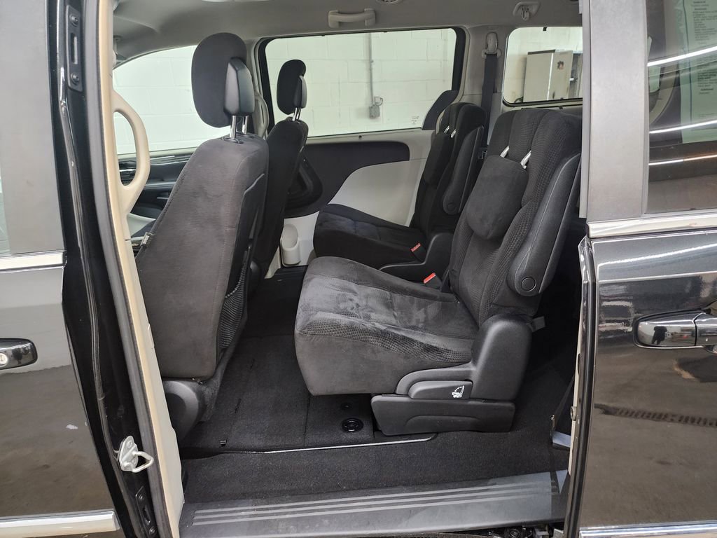 Used 2014 Chrysler Town & Country Touring image 21