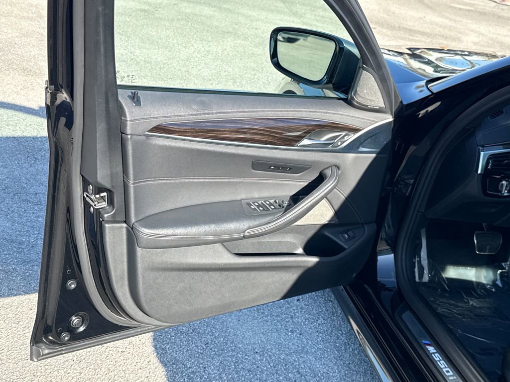 Used 2021 BMW M550i xDrive image 14