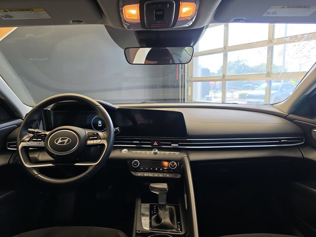 Used 2025 Hyundai Elantra SEL FWD image 17