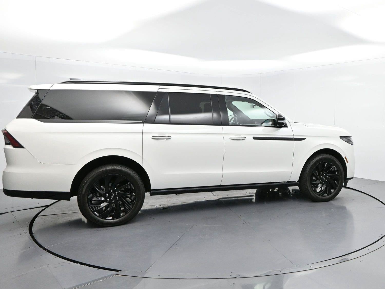 Used 2026 Lincoln Navigator L Reserve w/ Jet Appearance Package AWD/4WD image 8