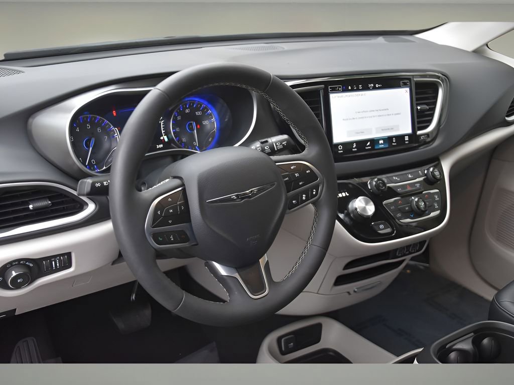 Used 2024 Chrysler Pacifica Touring-L image 12