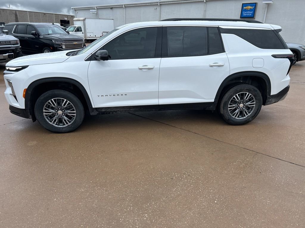 Used 2024 Chevrolet Traverse LT w/ Trailering Package FWD image 2