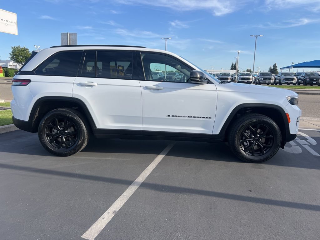 Used 2024 Jeep Grand Cherokee Altitude RWD image 12