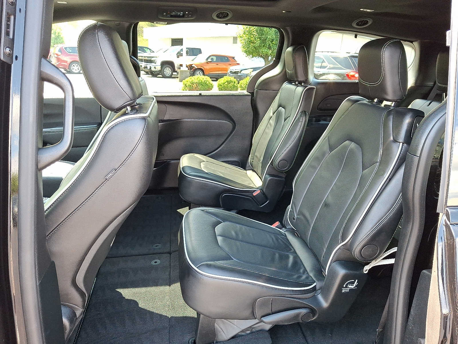 Used 2025 Chrysler Pacifica Limited FWD image 10