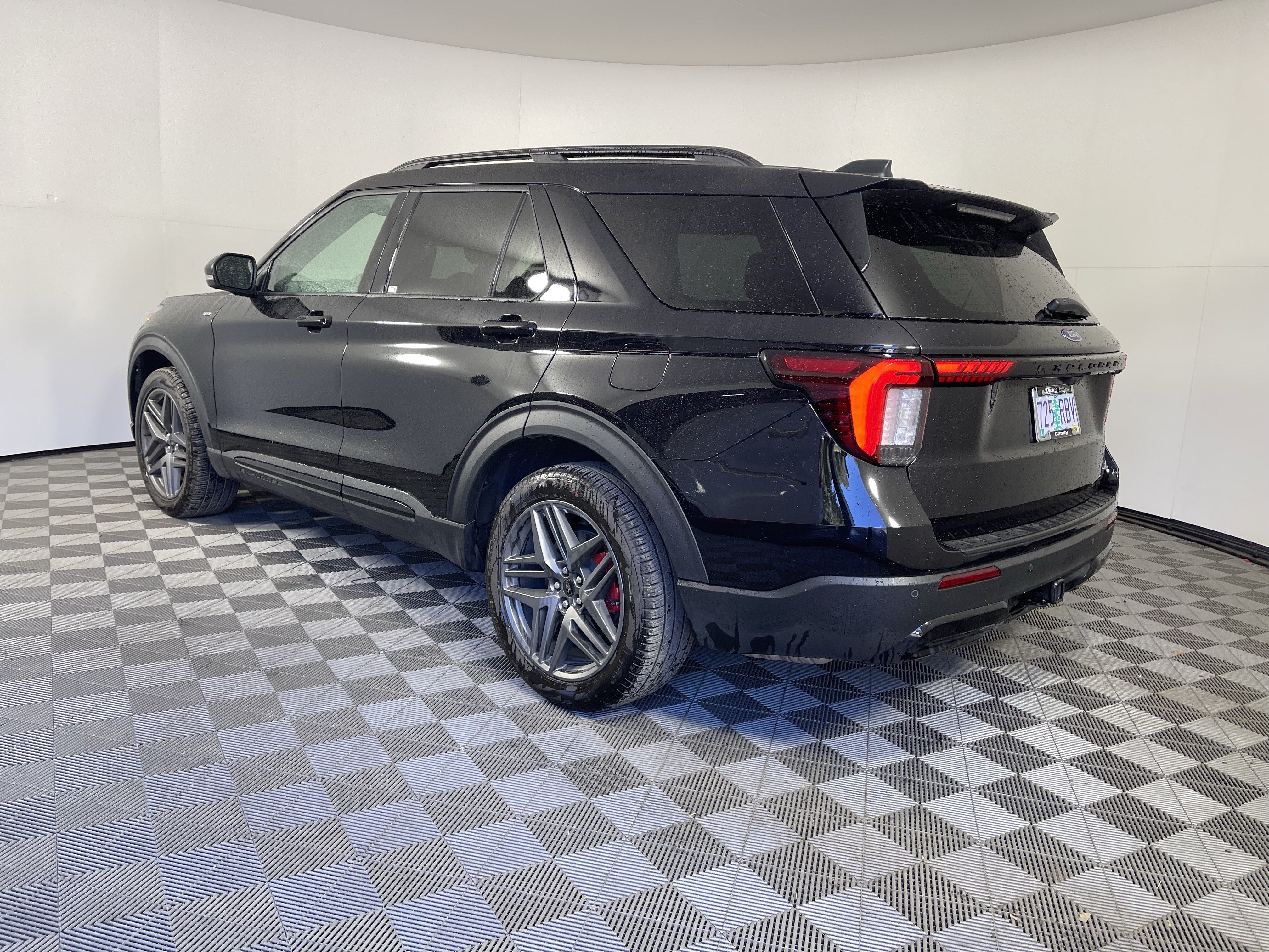 Used 2026 Ford Explorer ST-Line w/ ST-Line Street Pack AWD/4WD image 3