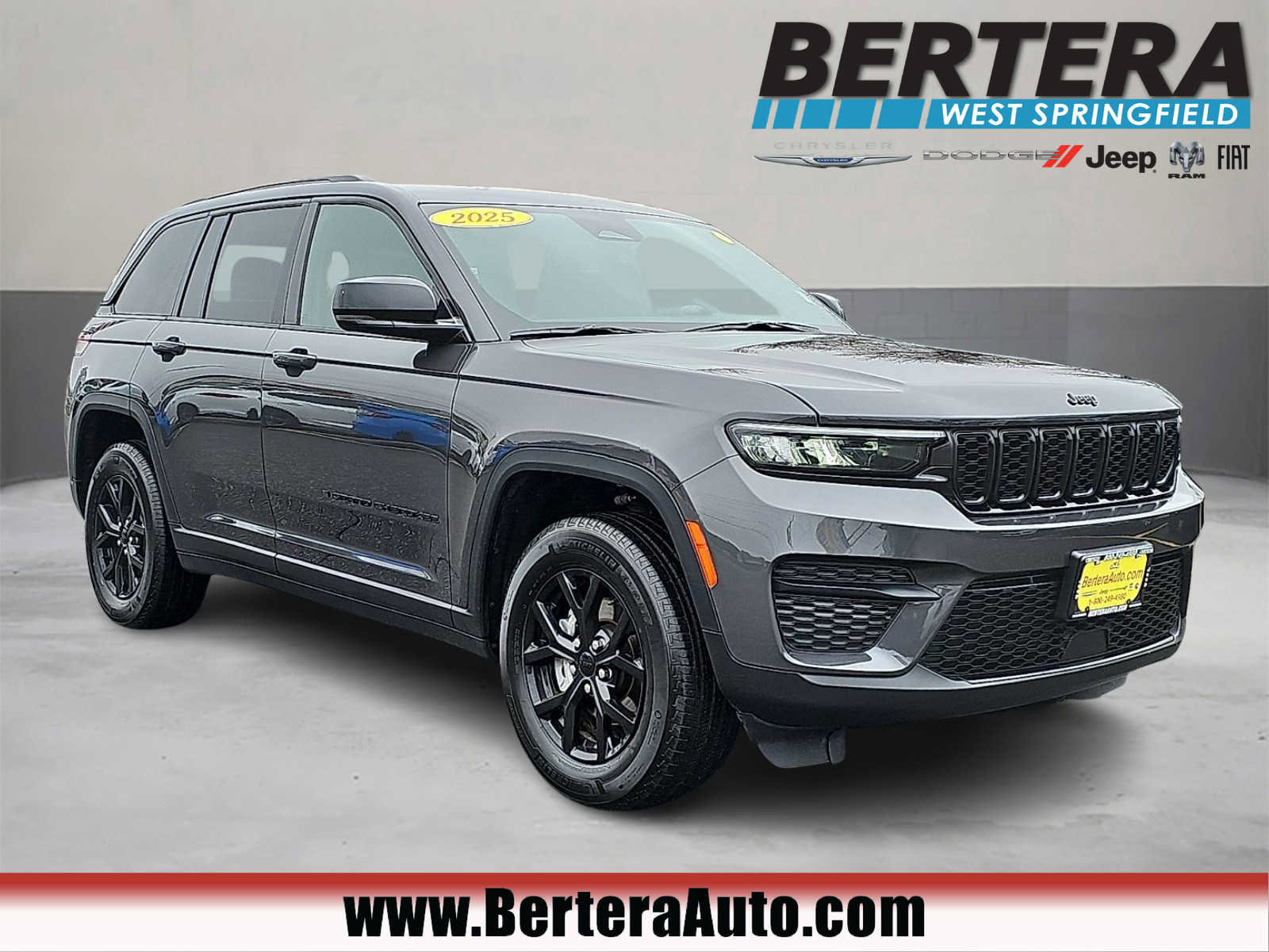 Used 2025 Jeep Grand Cherokee Altitude AWD/4WD image 1