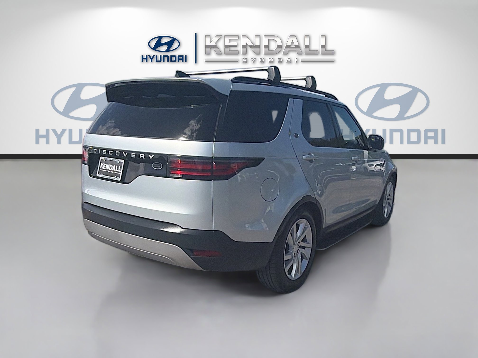 Used 2023 Land Rover Discovery S image 6