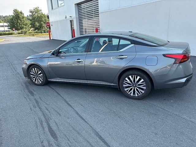 Used 2024 Nissan Altima 2.5 SV FWD image 13