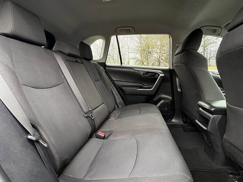 Used 2021 Toyota RAV4 LE image 11