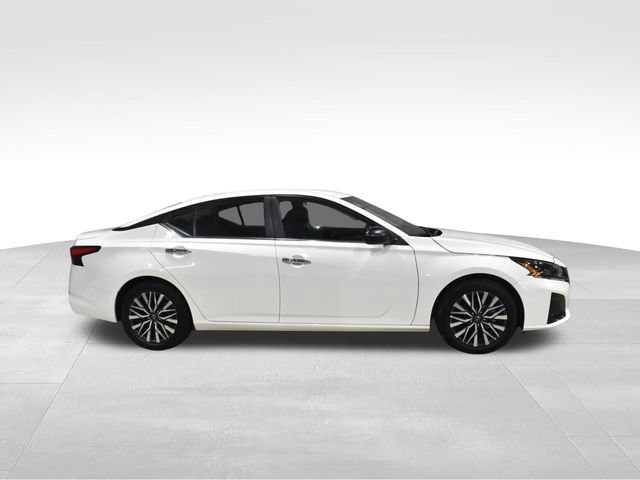 Used 2025 Nissan Altima 2.5 SV FWD image 11