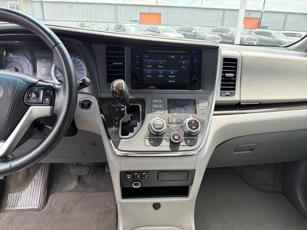 Used 2015 Toyota Sienna XLE FWD image 17