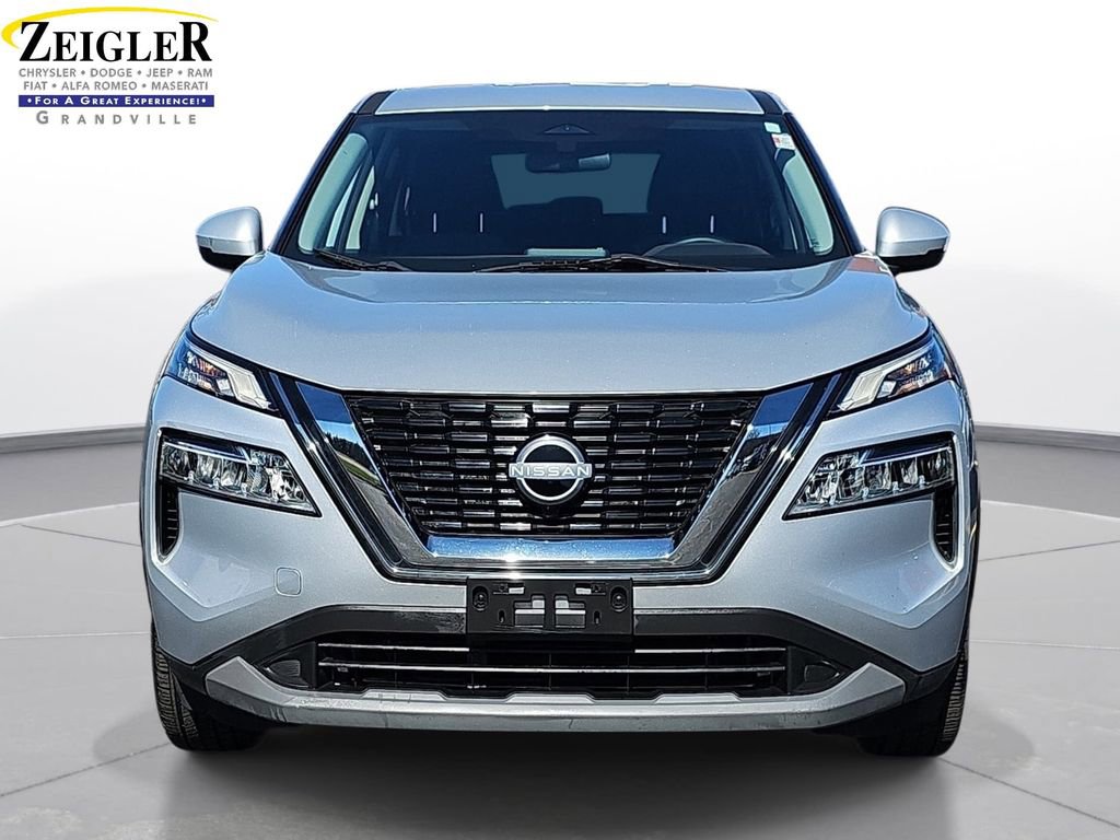 Used 2022 Nissan Rogue SV image 2