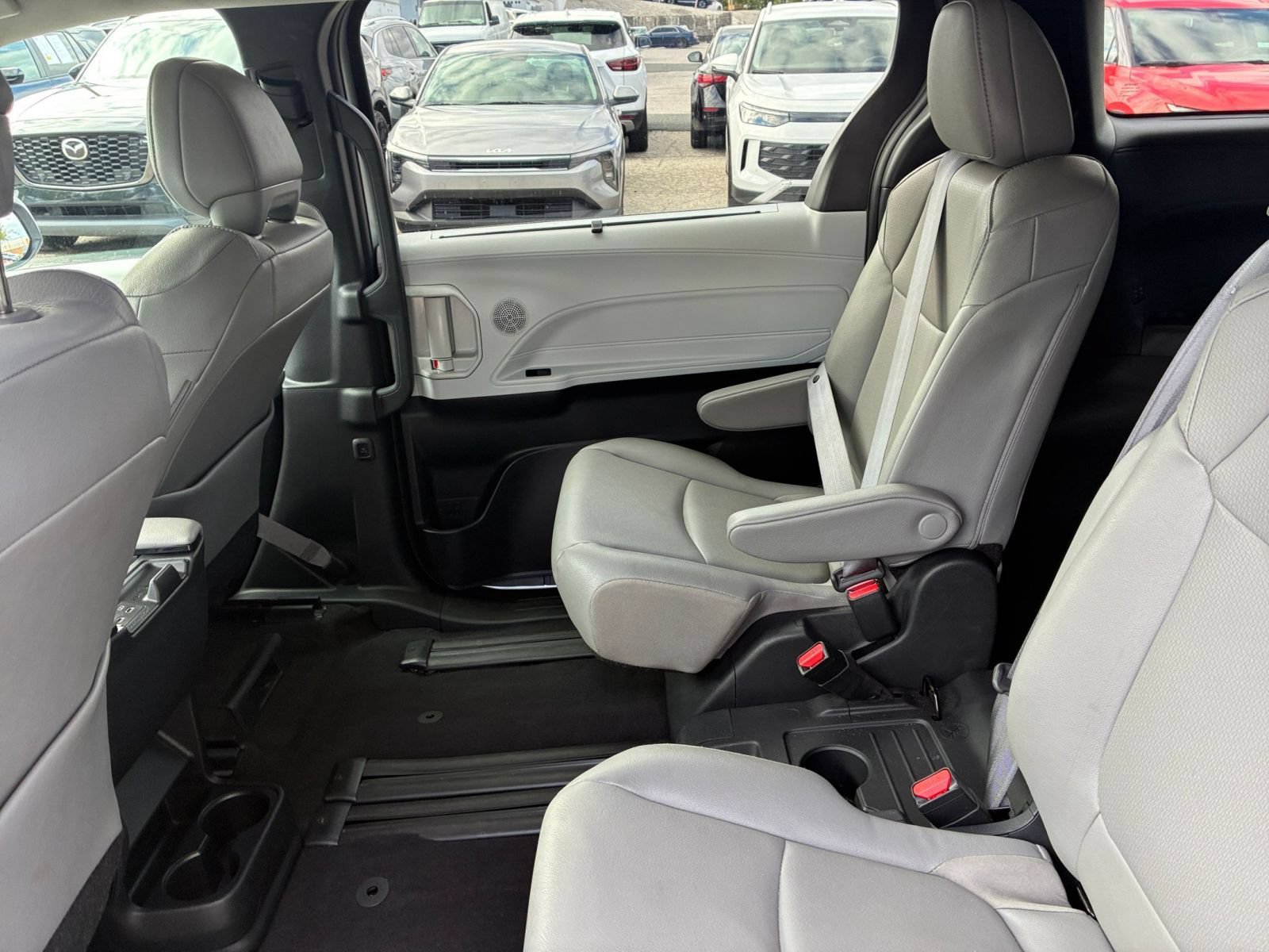 Used 2025 Toyota Sienna XLE FWD image 21